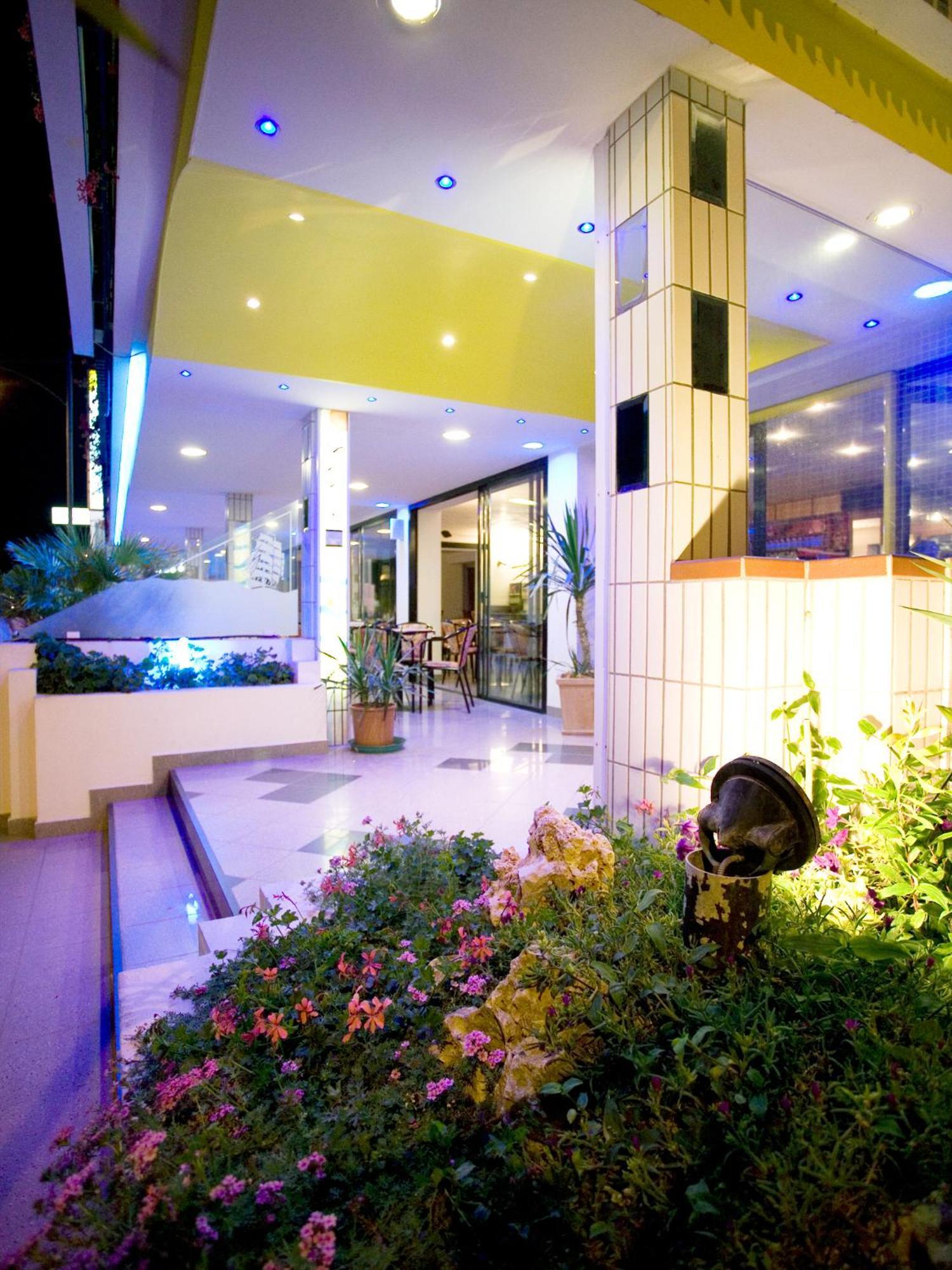 Hotel Continental Bellaria-Igea Marina Exteriör bild